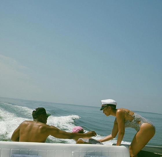 بالصور.. بيونسيه بملابس البحر في رحلة عائلية على متن قارب صورة رقم 5