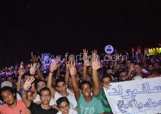 صور محمد منير يشعل حماس الجمهور ويخلع حذاءه على المسرح صورة رقم 10