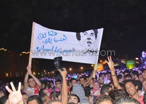 صور محمد منير يشعل حماس الجمهور ويخلع حذاءه على المسرح صورة رقم 11