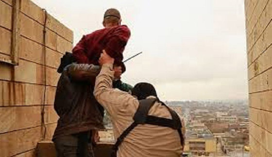 الدواعش يلقون 9 اشخاص من اعلى بناية.. بتهمة الشذوذ صورة رقم 2
