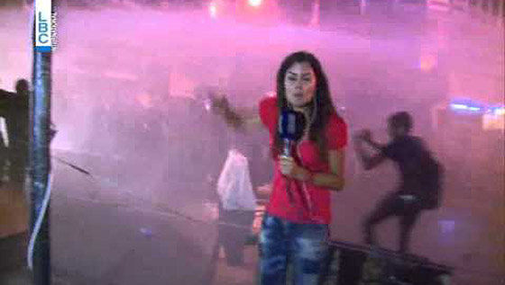 الامن اللبناني يعتدي على مراسلة خلال البث المباشر صورة رقم 2