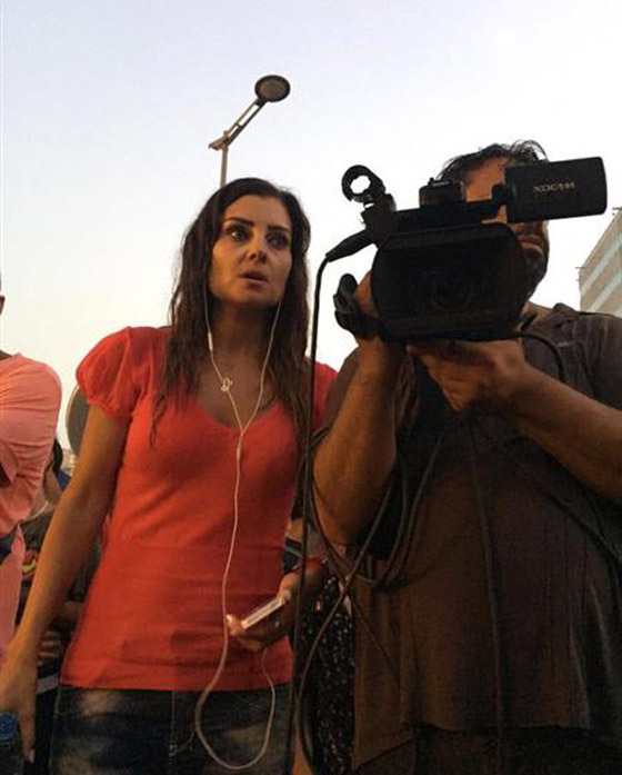 الامن اللبناني يعتدي على مراسلة خلال البث المباشر صورة رقم 1