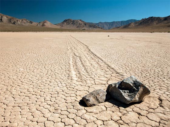 صور اغرب عجائب الطبيعة (2): اعجوبة عين الصحراء في افريقيا وحجارة تتحرك لوحدها  صورة رقم 2