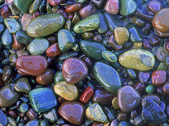 بالصور.. سحر الجمال وألوان الحجارة الجذابة في بحيرة ماكدونالد صورة رقم 1
