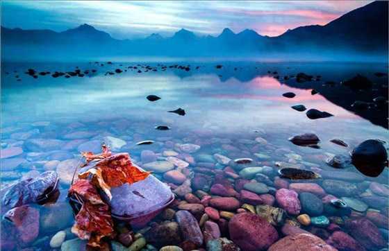 بالصور.. سحر الجمال وألوان الحجارة الجذابة في بحيرة ماكدونالد صورة رقم 4