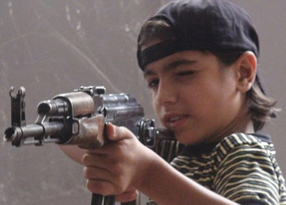 بالفيديو.. طفل داعشي يتدرب على الذبح والرهينة الضحية هي دميته  صورة رقم 3