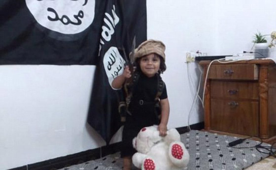 بالفيديو.. طفل داعشي يتدرب على الذبح والرهينة الضحية هي دميته  صورة رقم 2
