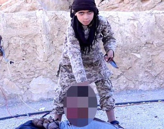 بالفيديو.. طفل داعشي يتدرب على الذبح والرهينة الضحية هي دميته  صورة رقم 5