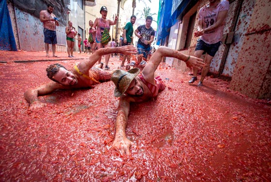 22 الفا يتراشقون بالطماطم في مهرجانها الاسباني صورة رقم 11