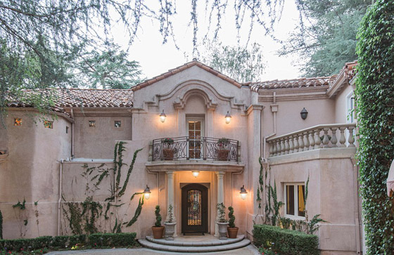 بالصور.. منزل كيفن كوستنر المذهل للبيع بـ 5.5 مليون دولار صورة رقم 1