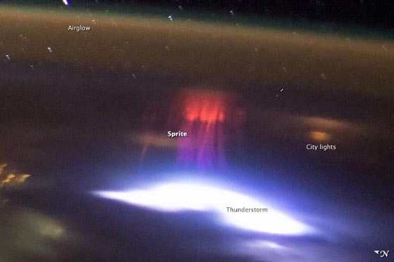  رواد فضاء يلتقطون صورتين للشبح الأحمر فوق كوكب الارض صورة رقم 2