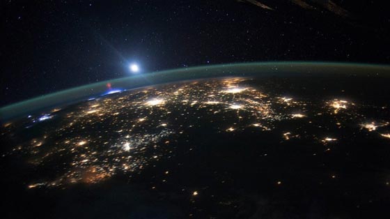  رواد فضاء يلتقطون صورتين للشبح الأحمر فوق كوكب الارض صورة رقم 1