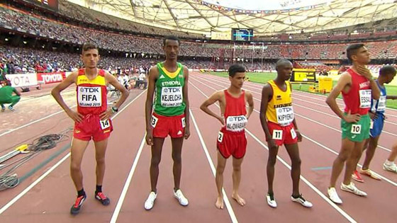  صور وفيديو عداء يمني يخطف الأضواء: يركض حافيا في بطولة العالم صورة رقم 1