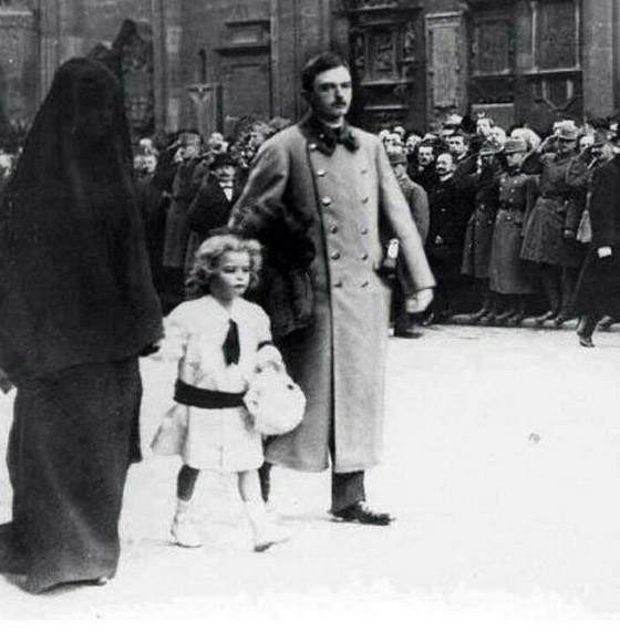 صور النقاب في أوروبا ليس للمسلمين فقط: حاكم النمسا امر زوجته بارتدائه عام 1916 صورة رقم 1
