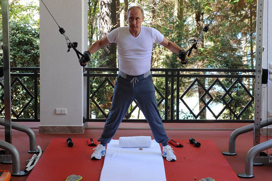 بالفيديو.. بوتين ومدفيديف يناقشان قضايا البلاد في قاعة التمارين صورة رقم 1