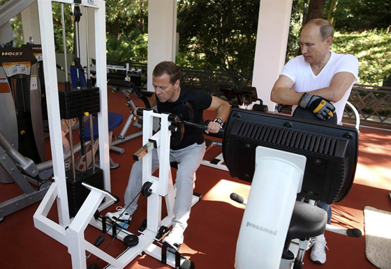 بالفيديو.. بوتين ومدفيديف يناقشان قضايا البلاد في قاعة التمارين صورة رقم 2