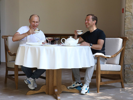 بالفيديو.. بوتين ومدفيديف يناقشان قضايا البلاد في قاعة التمارين صورة رقم 4