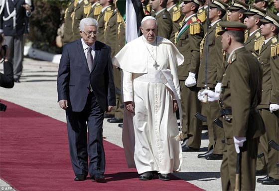 حاخامات يهددون بمحاكمة البابا ان لم يعتذر عن اعترافه بفلسطين صورة رقم 2