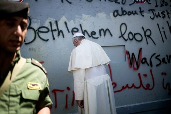 حاخامات يهددون بمحاكمة البابا ان لم يعتذر عن اعترافه بفلسطين صورة رقم 8