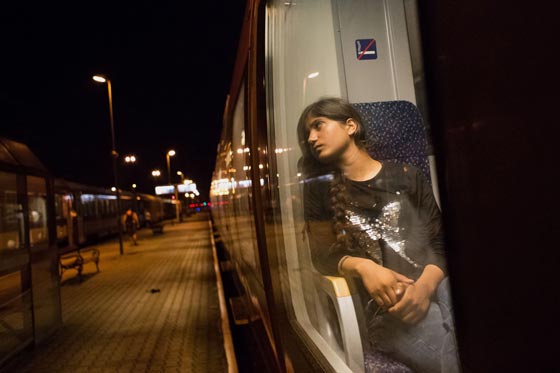 محطة بودابست تشهد فوضى عارمة.. لاجئون يقتحمون قطارا فارغا صورة رقم 16