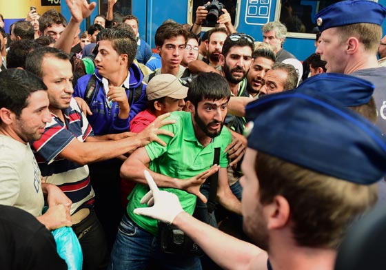 محطة بودابست تشهد فوضى عارمة.. لاجئون يقتحمون قطارا فارغا صورة رقم 2