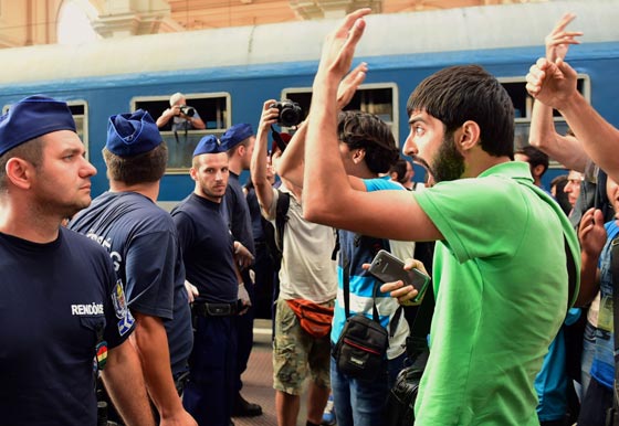 محطة بودابست تشهد فوضى عارمة.. لاجئون يقتحمون قطارا فارغا صورة رقم 11
