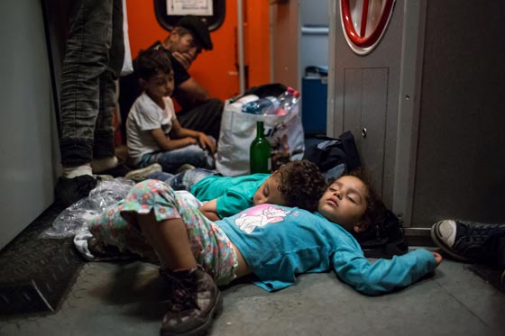 محطة بودابست تشهد فوضى عارمة.. لاجئون يقتحمون قطارا فارغا صورة رقم 14