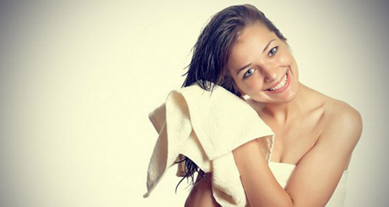 افضل الطرق لتجفيف الشعر بعد الاستحمام.. استفيدي منها صورة رقم 1