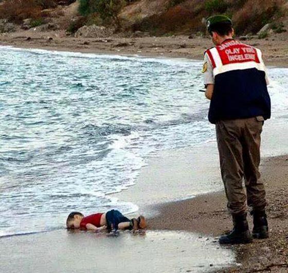 صورة طفل سوري غريق على الشاطئ التركي تهز العالم.. مشاهد مريعة صورة رقم 2