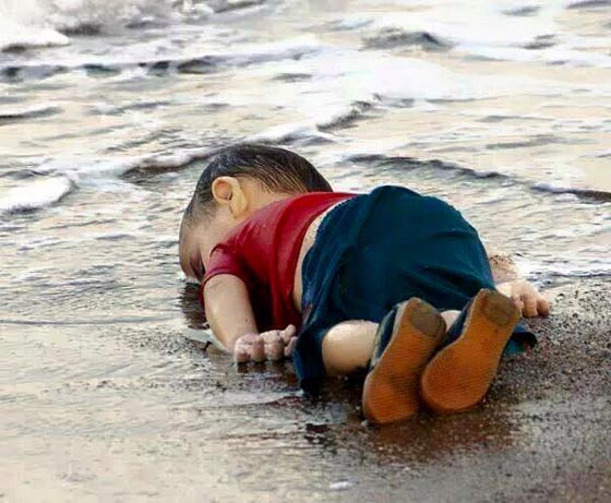 صورة طفل سوري غريق على الشاطئ التركي تهز العالم.. مشاهد مريعة صورة رقم 1