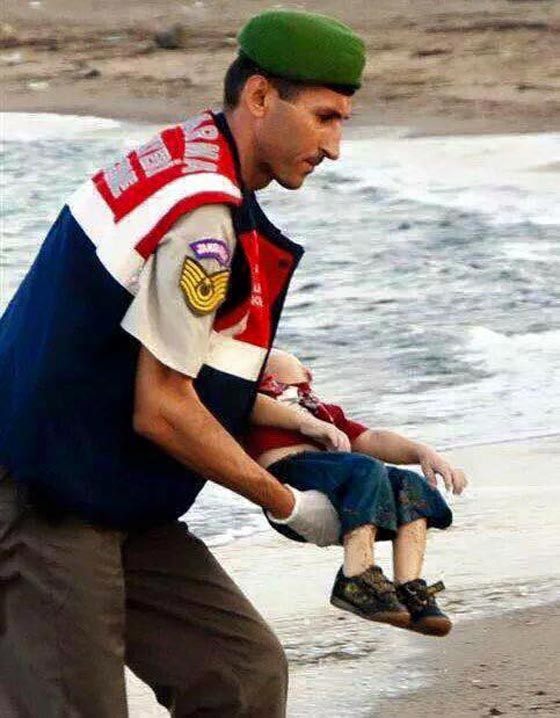 صورة طفل سوري غريق على الشاطئ التركي تهز العالم.. مشاهد مريعة صورة رقم 3