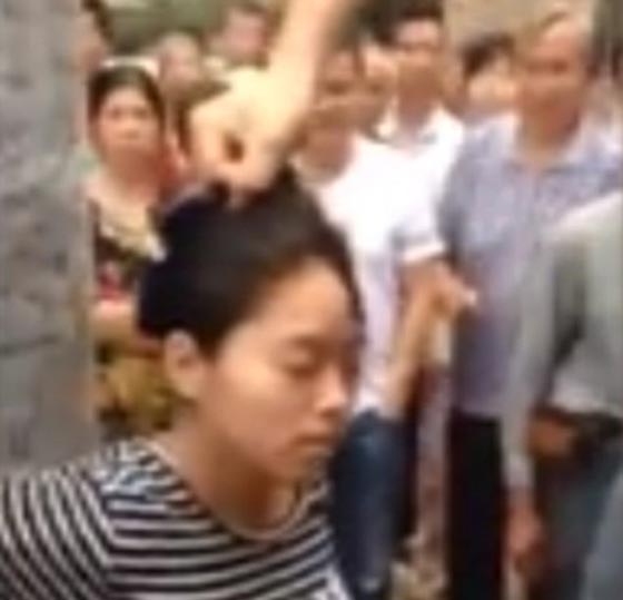 بالفيديو.. رجل يقيد زوجته الحامل امام الجيران ويعتدي عليها بوحشية صورة رقم 1