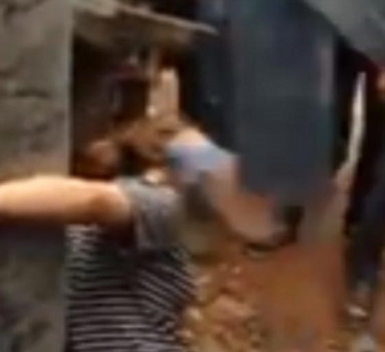 بالفيديو.. رجل يقيد زوجته الحامل امام الجيران ويعتدي عليها بوحشية صورة رقم 5
