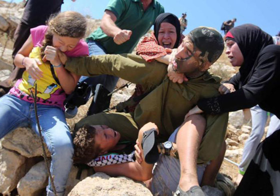 متطرفون يهود يتظاهرون مطالبين بفصل معلم تضامن مع الفلسطينيين صورة رقم 1