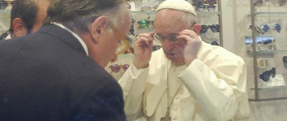 البابا يغير عدسات نظارته ويبقي على الاطار القديم لتقليل النفقات! صورة رقم 1