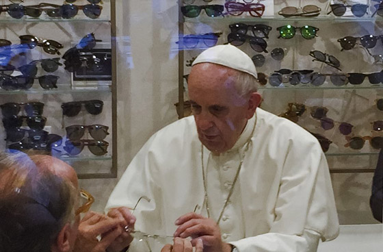 البابا يغير عدسات نظارته ويبقي على الاطار القديم لتقليل النفقات! صورة رقم 2