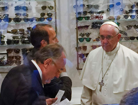 البابا يغير عدسات نظارته ويبقي على الاطار القديم لتقليل النفقات! صورة رقم 3