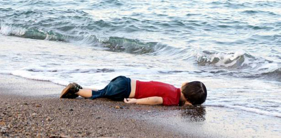  صغار المشككين في أعظم مأساة ينشرون صورة للطفل الغريق وهو يلعب صورة رقم 8