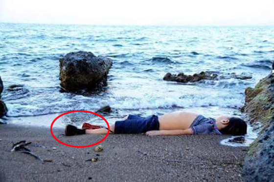  صغار المشككين في أعظم مأساة ينشرون صورة للطفل الغريق وهو يلعب صورة رقم 9