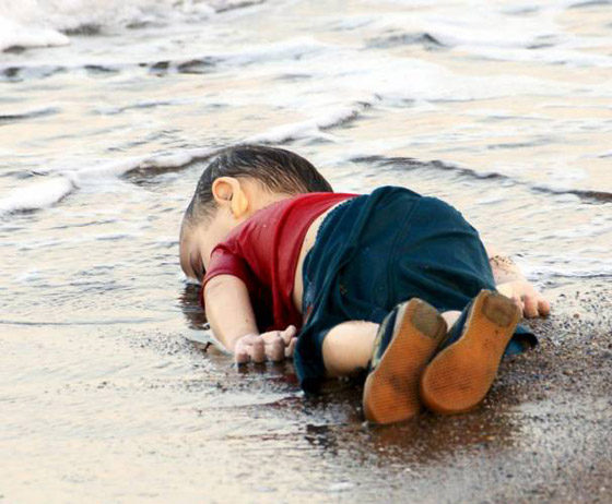  صغار المشككين في أعظم مأساة ينشرون صورة للطفل الغريق وهو يلعب صورة رقم 1