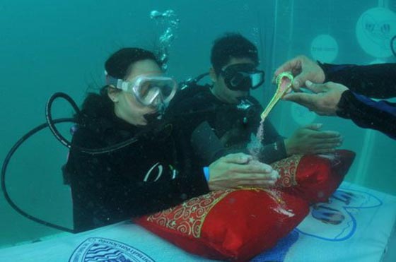 فيديو وصور حفلات زفاف تحت الماء في الصين، لبنان والكويت صورة رقم 11