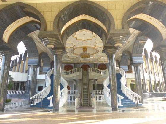 صور مسجد السلطان عمر علي سيف الدين: تحفة اسلامية ممزوجة بفن العمارة الايطالي صورة رقم 13