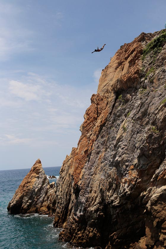 رياضة القفز من علو 35 مترا الى البحر: خطر الارتطام بالصخور يجذب السياح صورة رقم 2