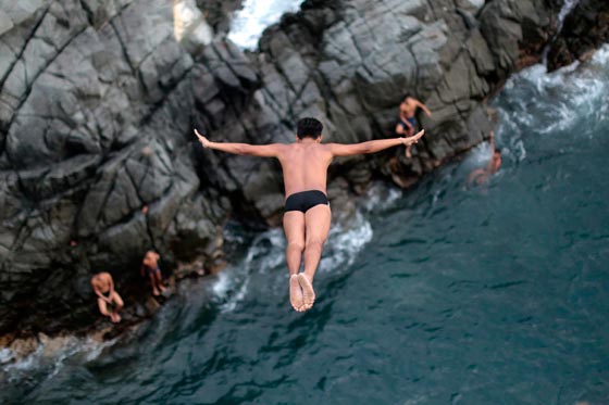 رياضة القفز من علو 35 مترا الى البحر: خطر الارتطام بالصخور يجذب السياح صورة رقم 3