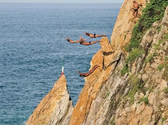رياضة القفز من علو 35 مترا الى البحر: خطر الارتطام بالصخور يجذب السياح صورة رقم 4