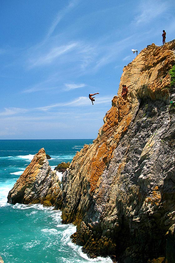 رياضة القفز من علو 35 مترا الى البحر: خطر الارتطام بالصخور يجذب السياح صورة رقم 5