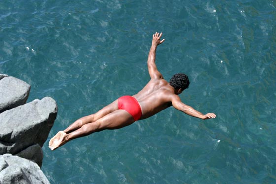 رياضة القفز من علو 35 مترا الى البحر: خطر الارتطام بالصخور يجذب السياح صورة رقم 6