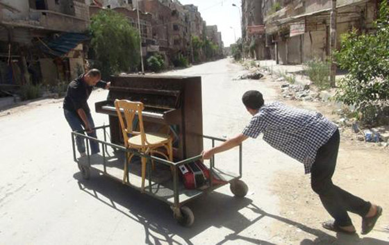 ايهم احمد تحمل البرد والجوع وحين احرق داعش البيانو رحل عن سوريا صورة رقم 2