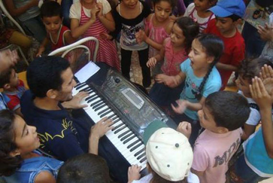 ايهم احمد تحمل البرد والجوع وحين احرق داعش البيانو رحل عن سوريا صورة رقم 3