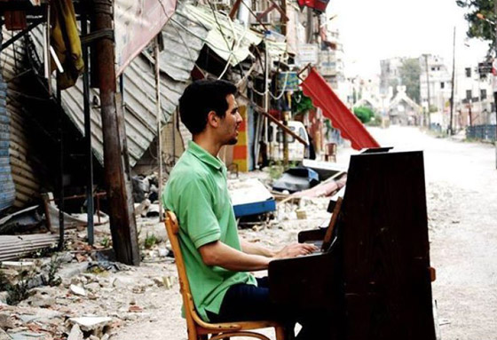 ايهم احمد تحمل البرد والجوع وحين احرق داعش البيانو رحل عن سوريا صورة رقم 1